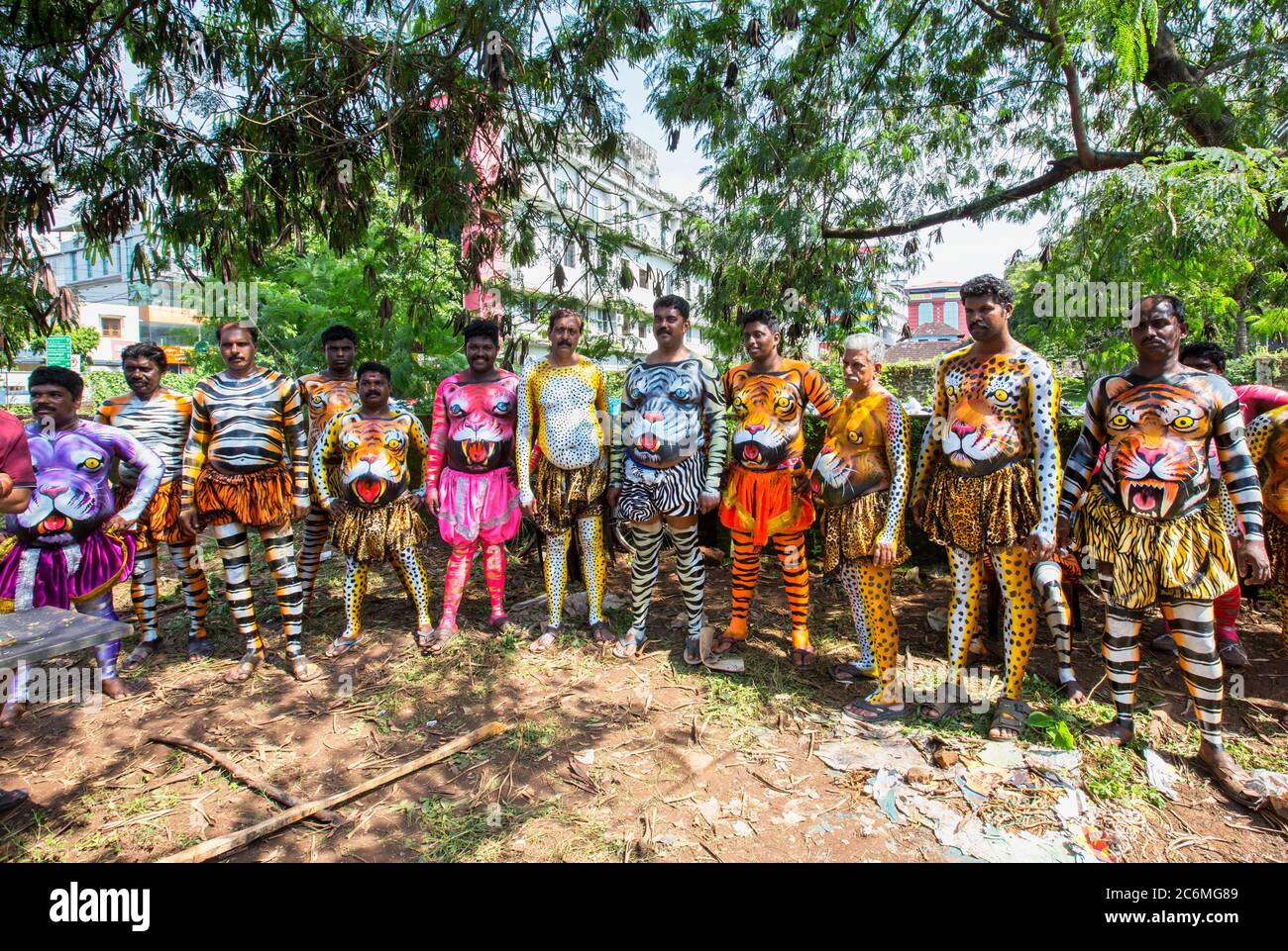 Pulikkali oder Tiger tanzen Darsteller aus den Straßen von Thrissur, Kerala, Indien während Onam Feier Stockfoto