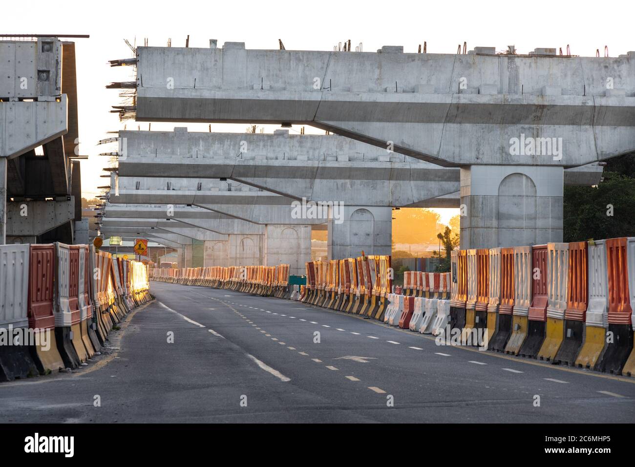 Bau der Autobahn Überführung Brücke Infrastruktur im Gange, um Staus zu erleichtern Stockfoto