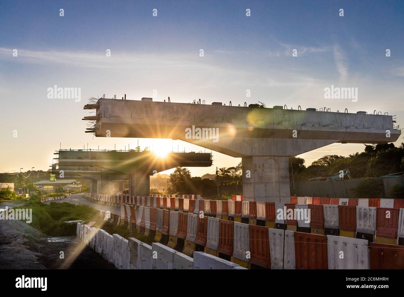 Silhouette mit Morgensonnen Strahlen auf Autobahn Überführung Brücke Infrastruktur im Bau in Malaysia Stockfoto