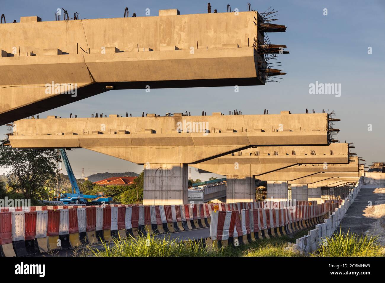 Bau der Autobahn Überführung Brücke Infrastruktur im Gange mit Morgensonnen in Malaysia Stockfoto