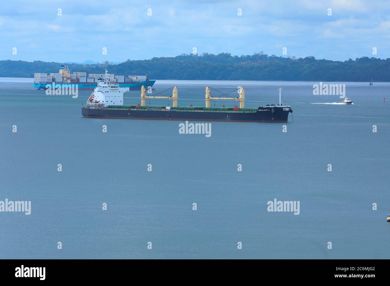 Landschaft des Panamakanalschiffes, das durch Gatun See segelt, auf ihrer internationalen Handelsroute. Blick auf den hinteren Teil des Schiffes. Stockfoto