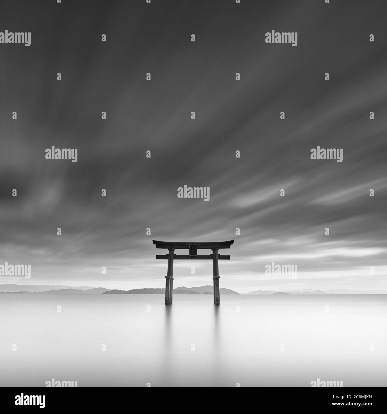 Langaufnahme des Shirahige Schreines Torii Tor bei Sonnenuntergang am Lake Biwa, Shiga Präfektur, Japan Stockfoto