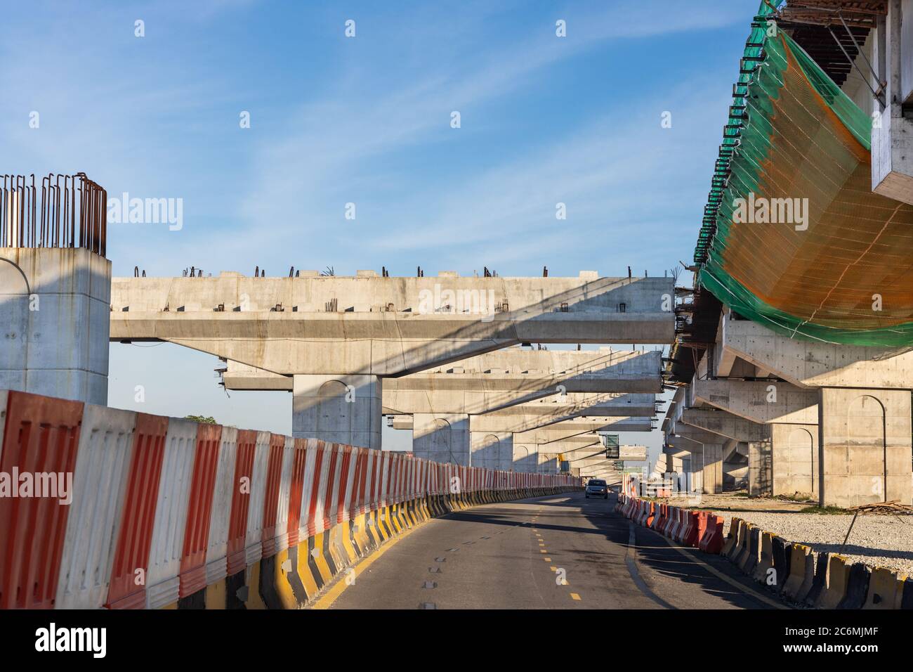 Bau der Autobahn Überführung Brücke und Bahn Transit Infrastruktur im Gange mit Morgensonnen in Malaysia Stockfoto