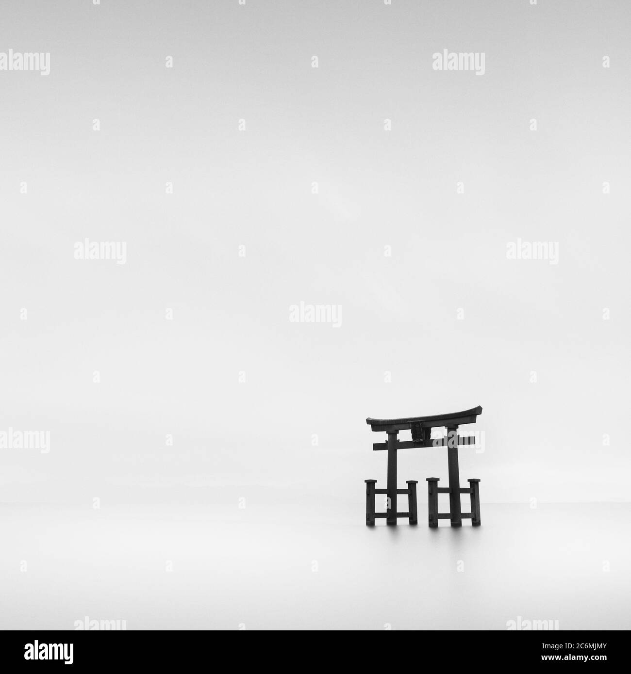 Langaufnahme des Shirahige Schreines Torii Tor bei Sonnenaufgang, Lake Biwa, Shiga Präfektur, Japan Stockfoto