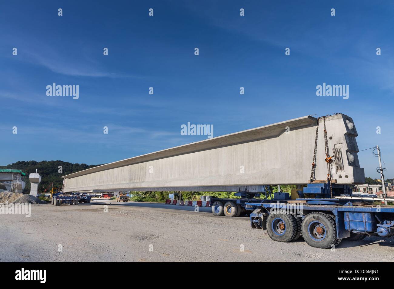Lkw Transport Vorgefertigten Betonbalken Auf Der Stadtbahn Transit Infrastruktur In Malaysia Zu Bauen Stockfotografie Alamy