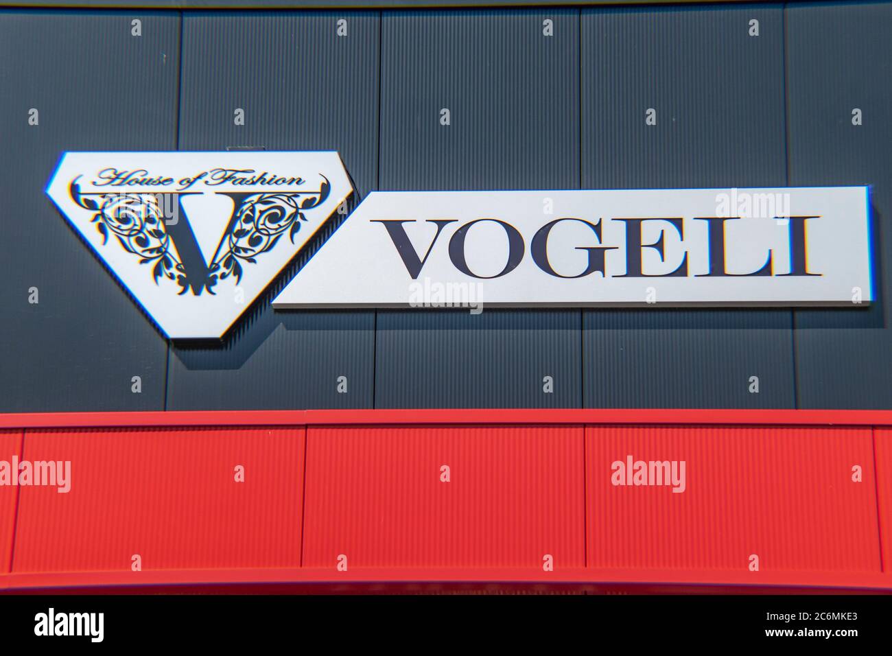 Vogeli-Geschäft Schild in Vivo Einkaufspark, Jagodina, Serbien Stockfoto