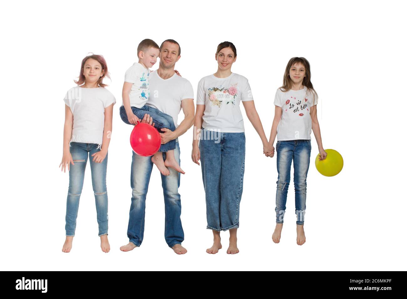 Familie Mama, Papa, Tochter und Sohn, in lässiger Kleidung, isoliert auf weißem Hintergrund Stockfoto