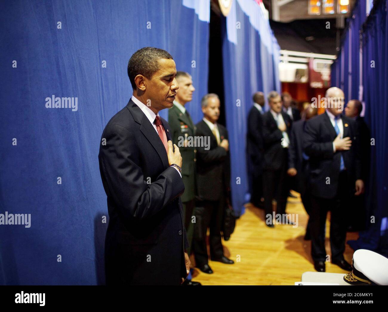 Vor einer politischen Rede zum Irak, US-Präsident Barack Obama seine Hand auf sein Herz, wie die Nationalhymne backstage in der Field House, Camp Lejeune in North Carolina 2/27/09 gespielt. Stockfoto