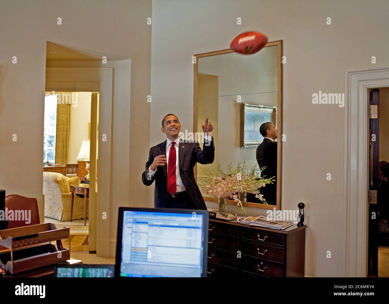 Präsident Barack Obama spielt mit einem Fußball in der äußeren Oval Office 3/4/09. Stockfoto