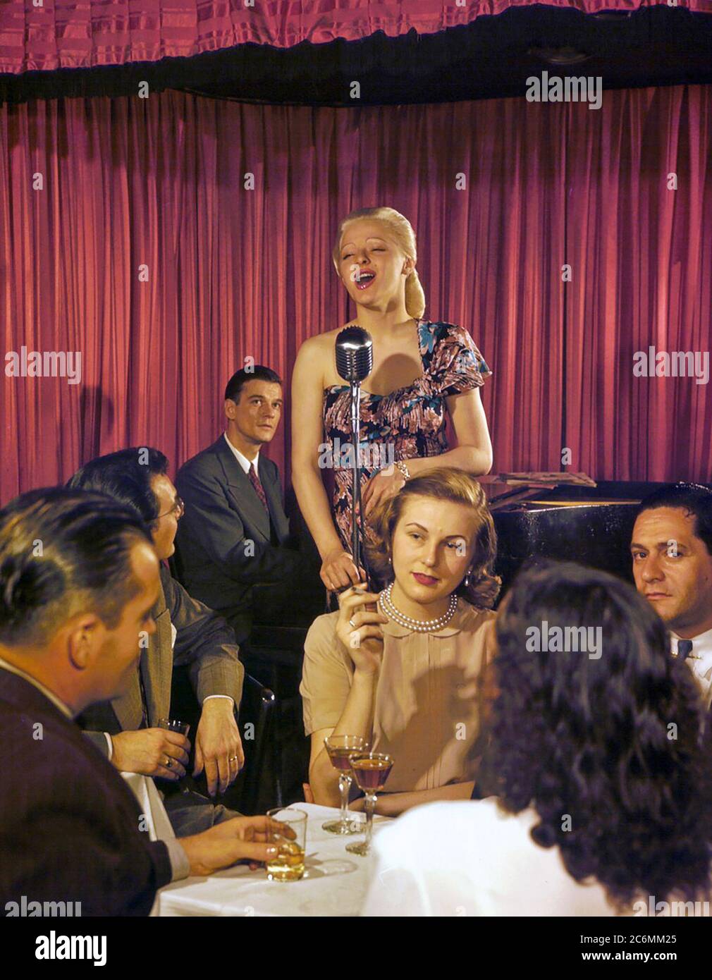 Frau Unterzeichnung an einem Jazz Night Club Ca. 1948 Stockfoto