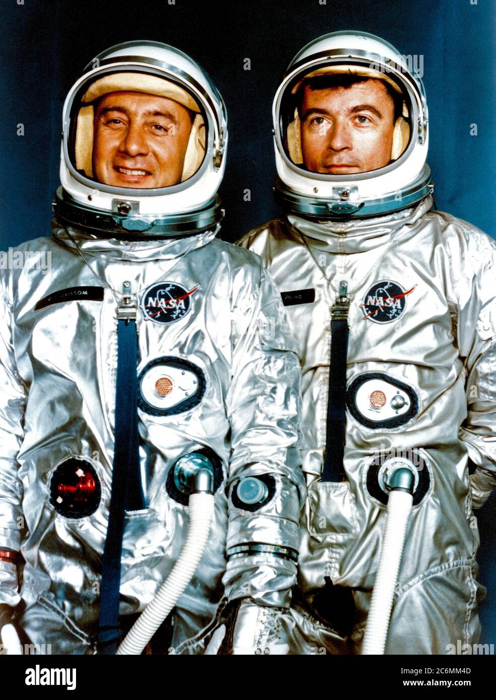 (13 April 1964) --- Astronauten Virgil Grissom I (links), Gemini-3 Befehl Pilot; und John W. Young, Pilot. Stockfoto