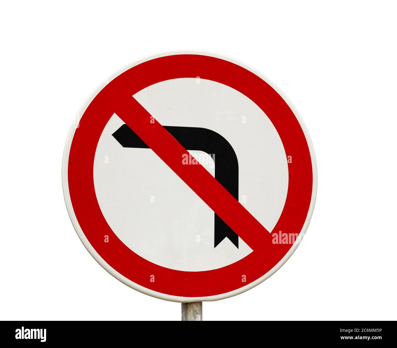 Ein Schild ohne Linksabbiegen isoliert auf weiß. Aus Portugal. Stockfoto