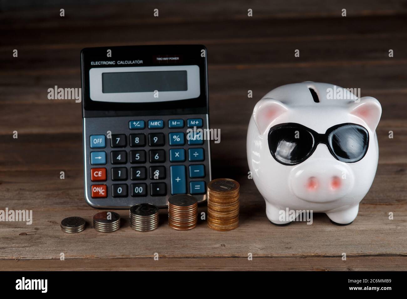 Finanzielle Erhaltung und Akkumulation zählen. Sparschwein Stockfoto