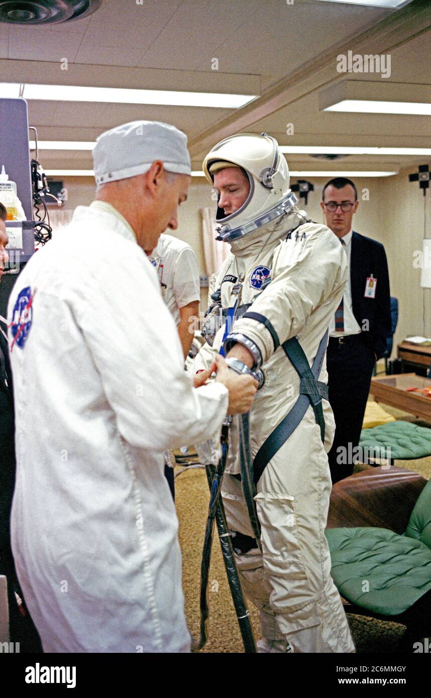 (16 März 1966) - - - Astronaut David R. Scott, Pilot der Gemini-8 Raumfahrt, in der Launch Complex 16 Trailer während suiting von Operationen für das Gemini-8-Mission. NASA Anzug Techniker Joe Schmitt hilft der Astronaut auf seine Handschuhe. Stockfoto