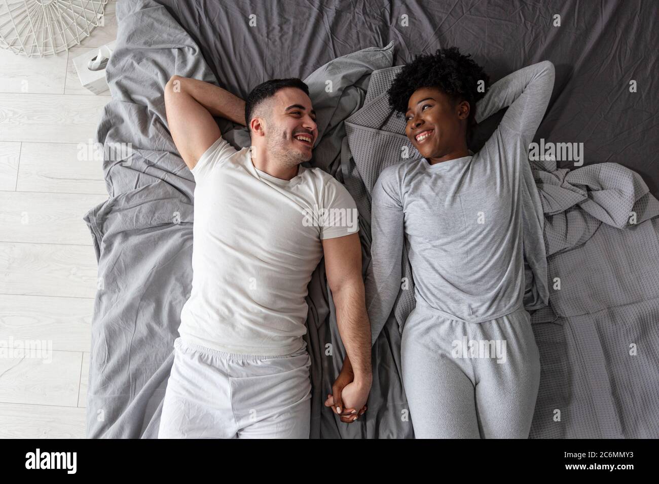 Oben pärchen im Bett in pijamas Stockfoto