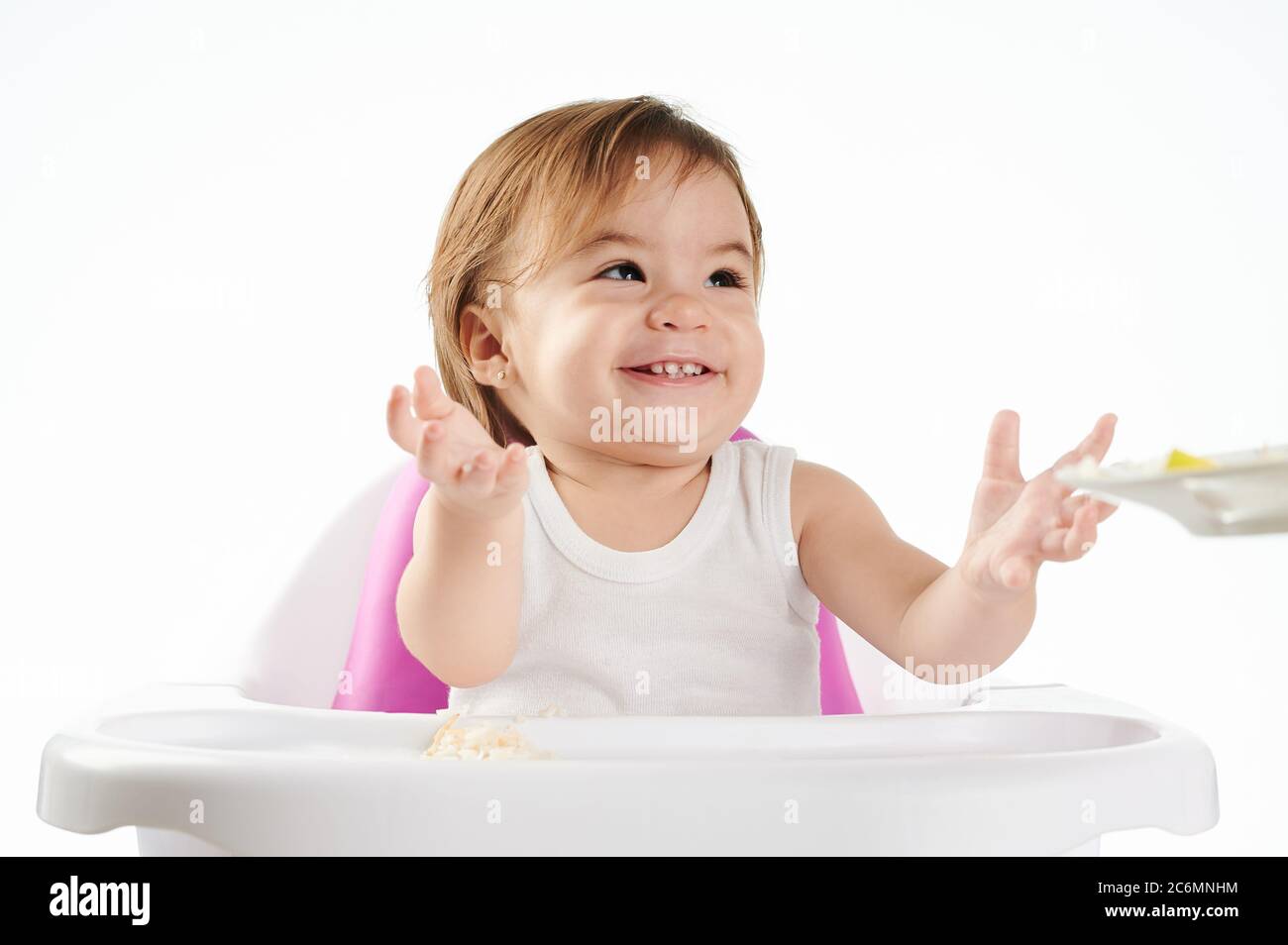 Lächelndes Baby Portrait sitzt auf Hochstuhl isoliert Stockfoto
