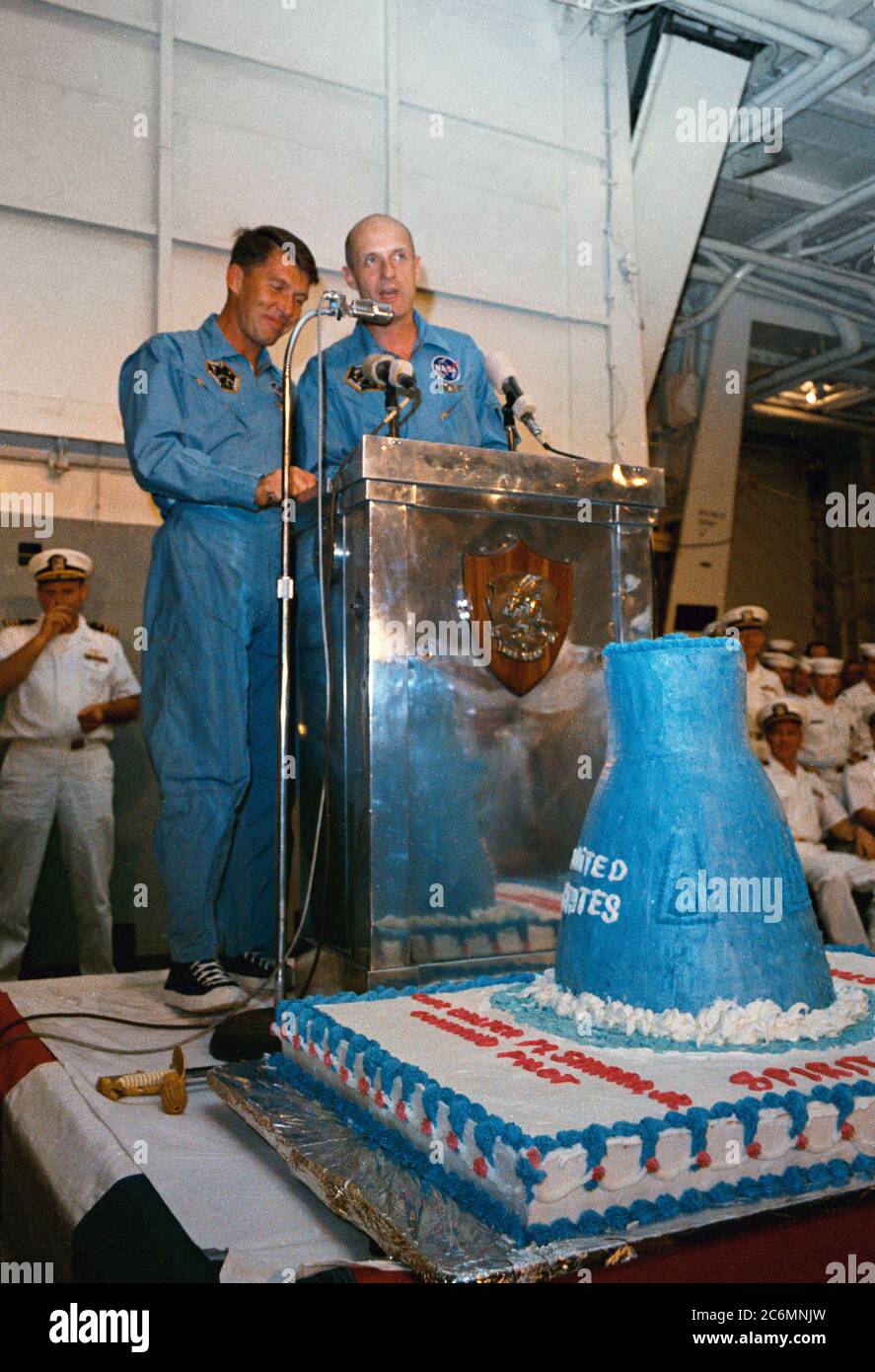 (16 Dezember 1965) - - - Astronauten Walter M. Schirra Jr. (links), Befehl Pilot, und Thomas P. Stafford, Pilot, sprechen an Bord der Flugzeugträger USS Wasp nach erfolgreicher Wiederherstellung der Gemini-6 Sonde, die Besatzungsmitglieder. Stockfoto