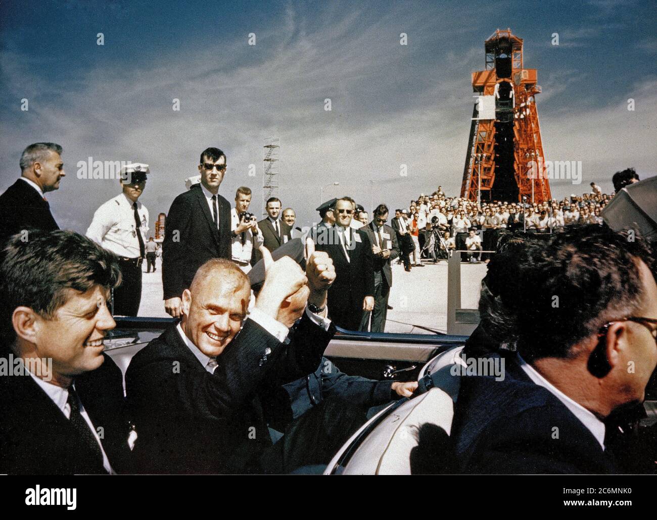 Astronaut John Glenn jr. Gibt ein doppeltes Daumen hoch, wie er und Präsident John F. Kennedy am Cape Canaveral Missile Test Anhang in Florida ankommen. Stockfoto