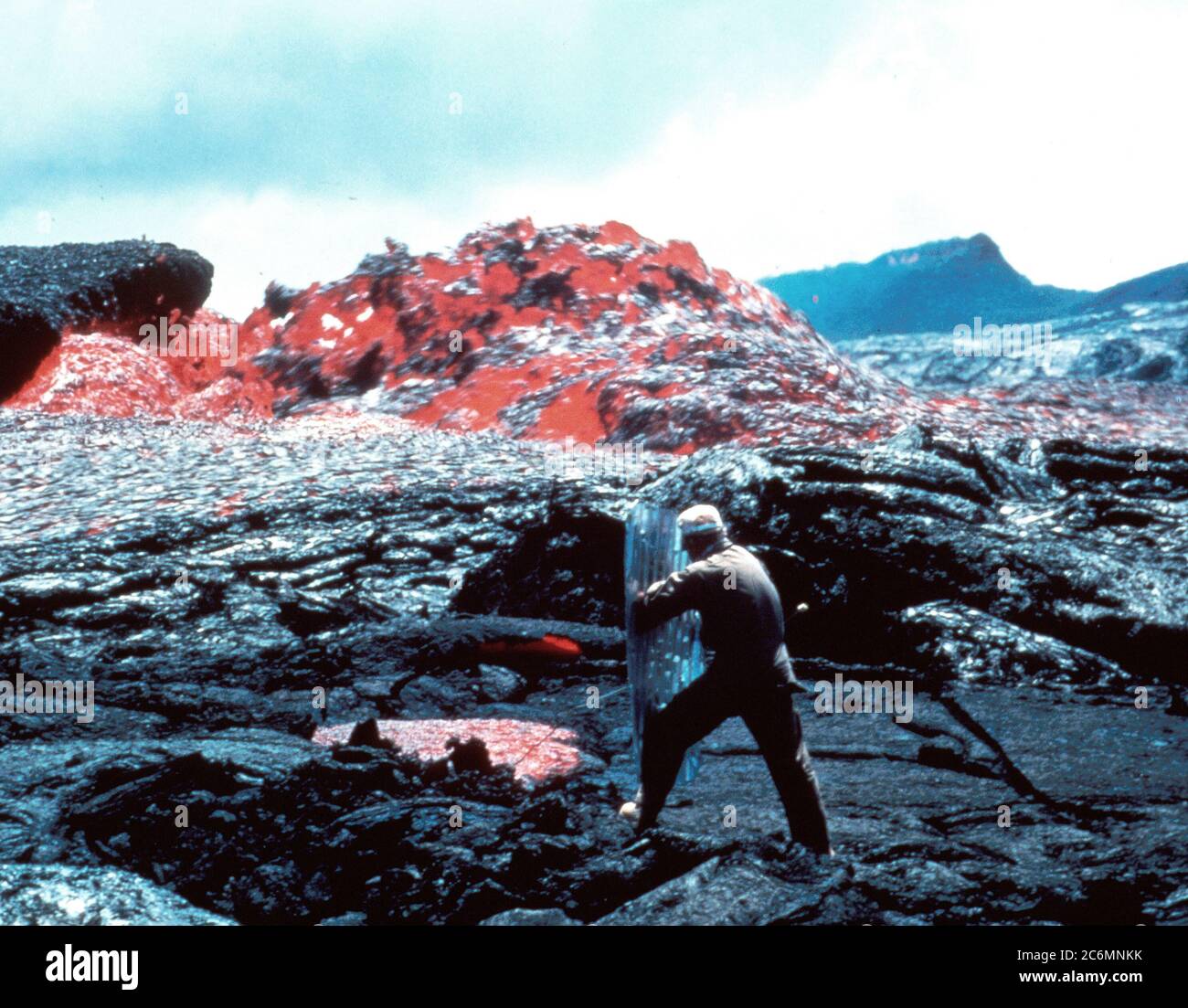 Am 31. März 1984 in Hawaii Volcanoes National Park, wir sehen Ed Wolfe eine Temperaturmessung auf eine schleppende Kanal eddy am Mt. Kilauea, begonnen 1983 ausbrechenden hatte. Stockfoto