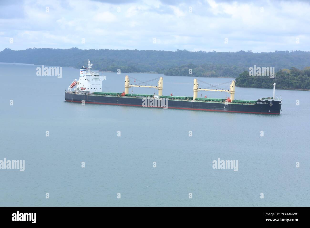 Schiff, das durch Gatun See während ihres Transits durch Panama Kanal segelt. Stockfoto