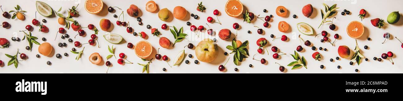 Frische Sommerfrüchte und Beeren Vielfalt Layout, breite Zusammensetzung Stockfoto