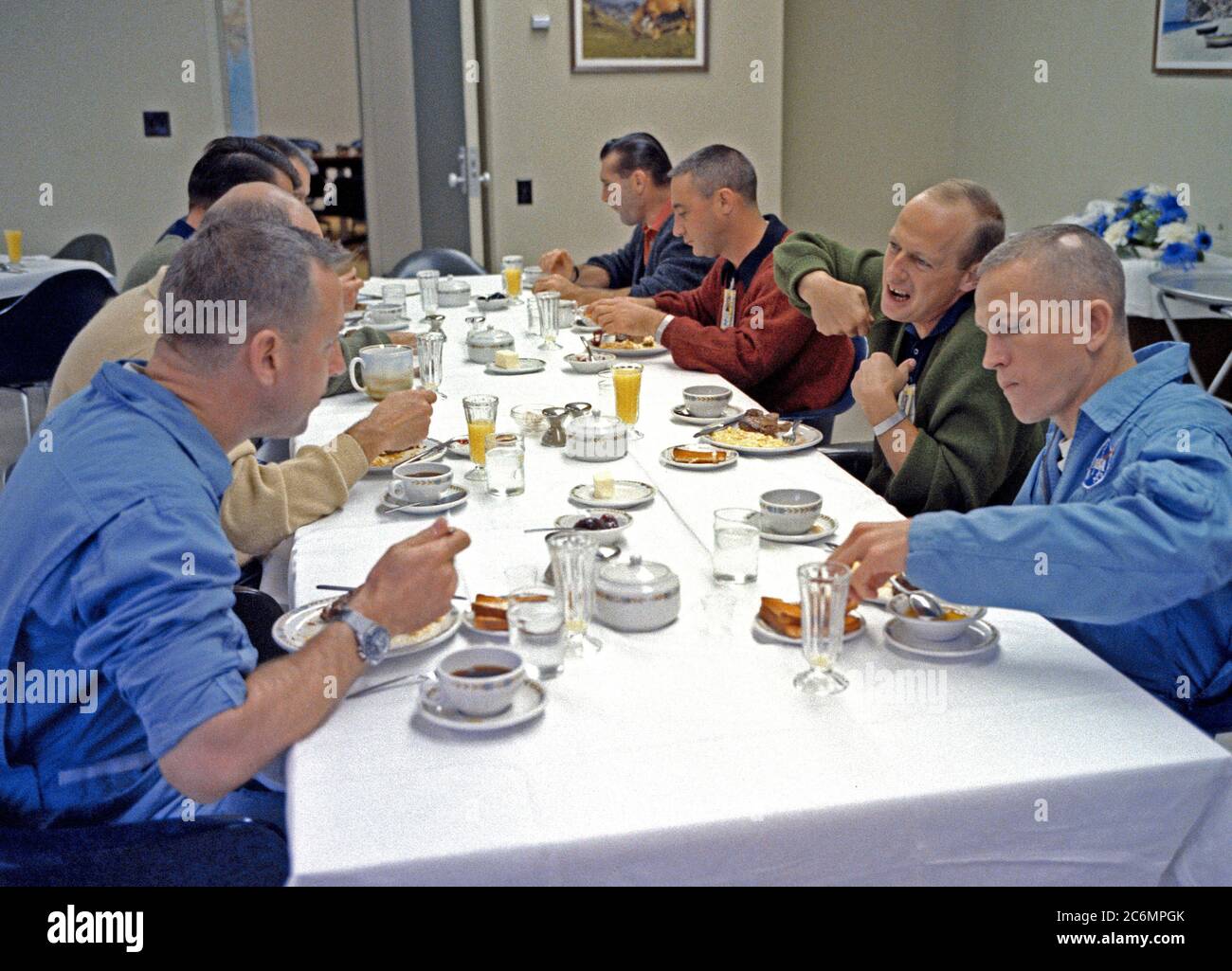 (4 Dez. 1965) - - - Astronauten melden Sie das Gemini-7 prime Crew für Frühstück im bemannte Raumfahrzeuge Betriebsgebäude, Merritt Island, am Tag der Gemini-7 starten. Um den Tisch im Uhrzeigersinn, beginnend links unten, sind Astronauten James A. Lovell jr., Gemini-7 Prime crew Pilot; Walter M. Schirra jr., Gemini-6 Prime crew Befehl Pilot; Donald K. Slayton, MSC assistant director für Flight Crew Operations; I. Virgil Grissom, Gemini-6 Backup crew Befehl Pilot; Charles Conrad jr., Gemini-5 Prime crew Pilot; und Frank Borman, Gemini-7 Prime crew Befehl Pilot. Stockfoto