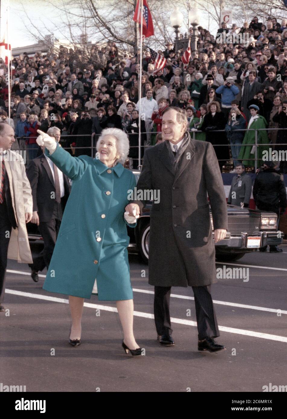 Präsident und Frau Bush gehen Sie die Pennsylvania Avenue nach der Einweihung auf dem US Capitol Stockfoto