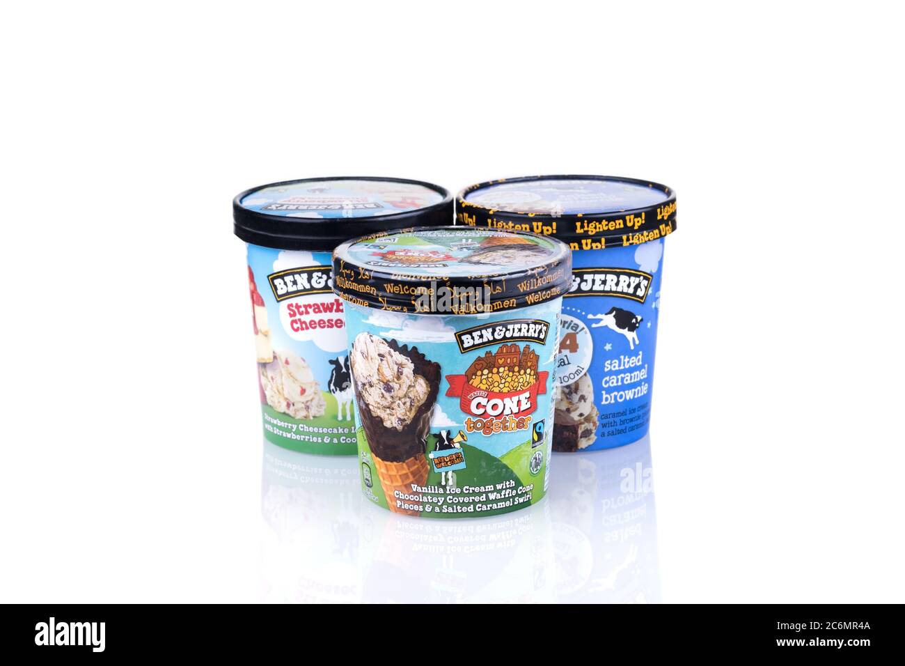 Verschiedene Geschmacksrichtungen von köstlichen Ben & Jerry's Ice Cream isoliert auf weißem Hintergrund. Stockfoto