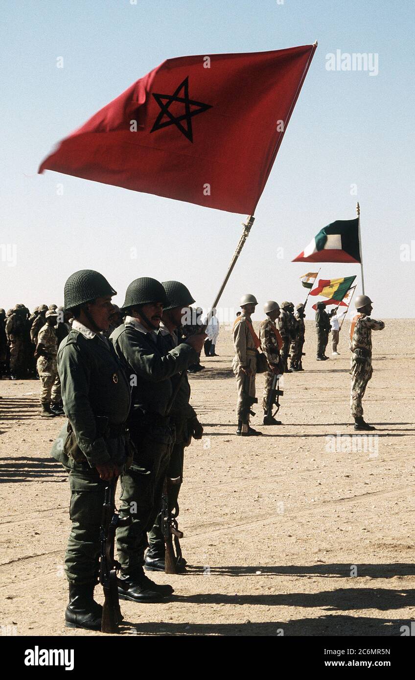 Truppen aus Marokko, Kuwait, Niger und Senegal, zusammen mit einem medizinischen Gerät aus China, Sammeln für die Überprüfung von König Fahd von Saudi Arabien. Die Einheiten sind die Teilnahme an einer Versammlung der internationalen Koalition gegen Saddam Hussein während der Operation Desert Storm. Stockfoto