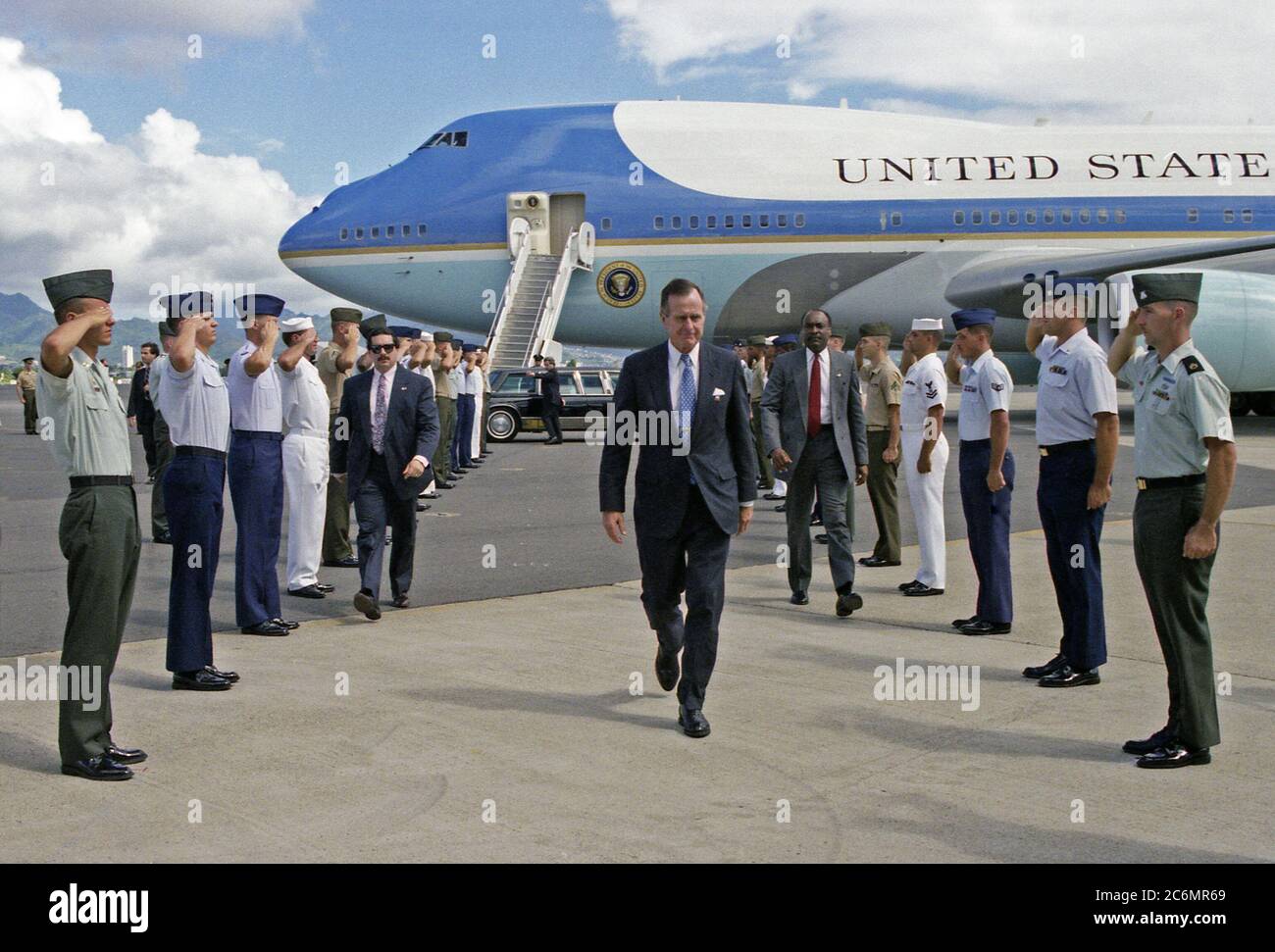 Auf Gepäckablagefächer über den Sitzen, Air Force One, Präsident Bush ist durch Militärpersonal Hickam Air Force Base, Honolulu, HI begrüßt. 10. 28. 1990 Stockfoto
