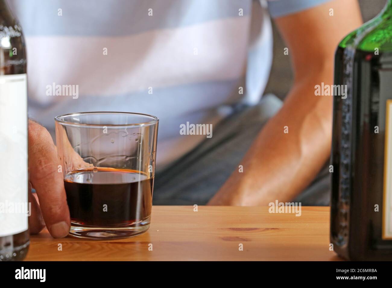 Symbolbild: Mann mit Trinkproblemen zu Hause (Model released) Stockfoto