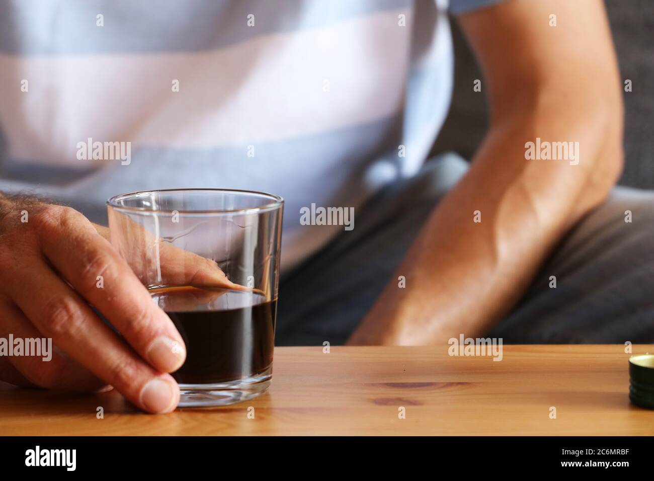 Symbolbild: Mann mit Trinkproblemen zu Hause (Model released) Stockfoto