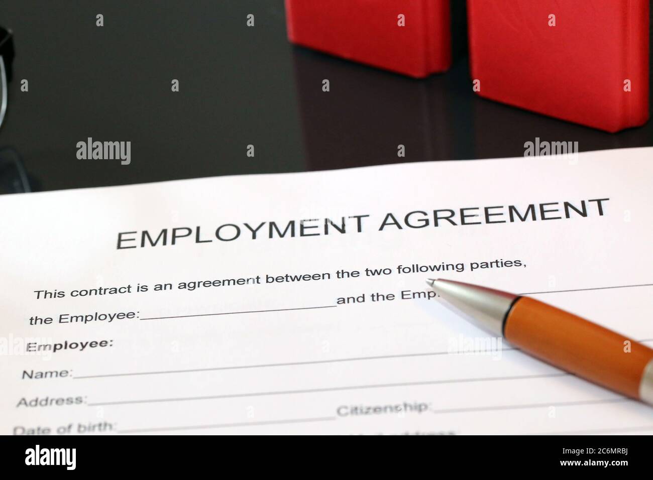Symbolbild: Leere Form eines Arbeitsvertrages auf einem Schreibtisch Stockfoto