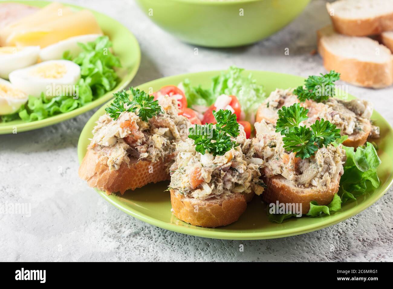 Sandwiches oder Baguette mit Paste, die Makrelen, Lachs und Eier enthält. Gesundes Frühstück Stockfoto