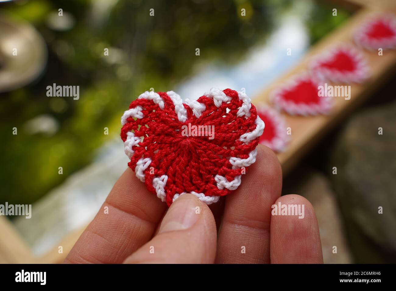 Rotes Herz in der Hand Stockfoto