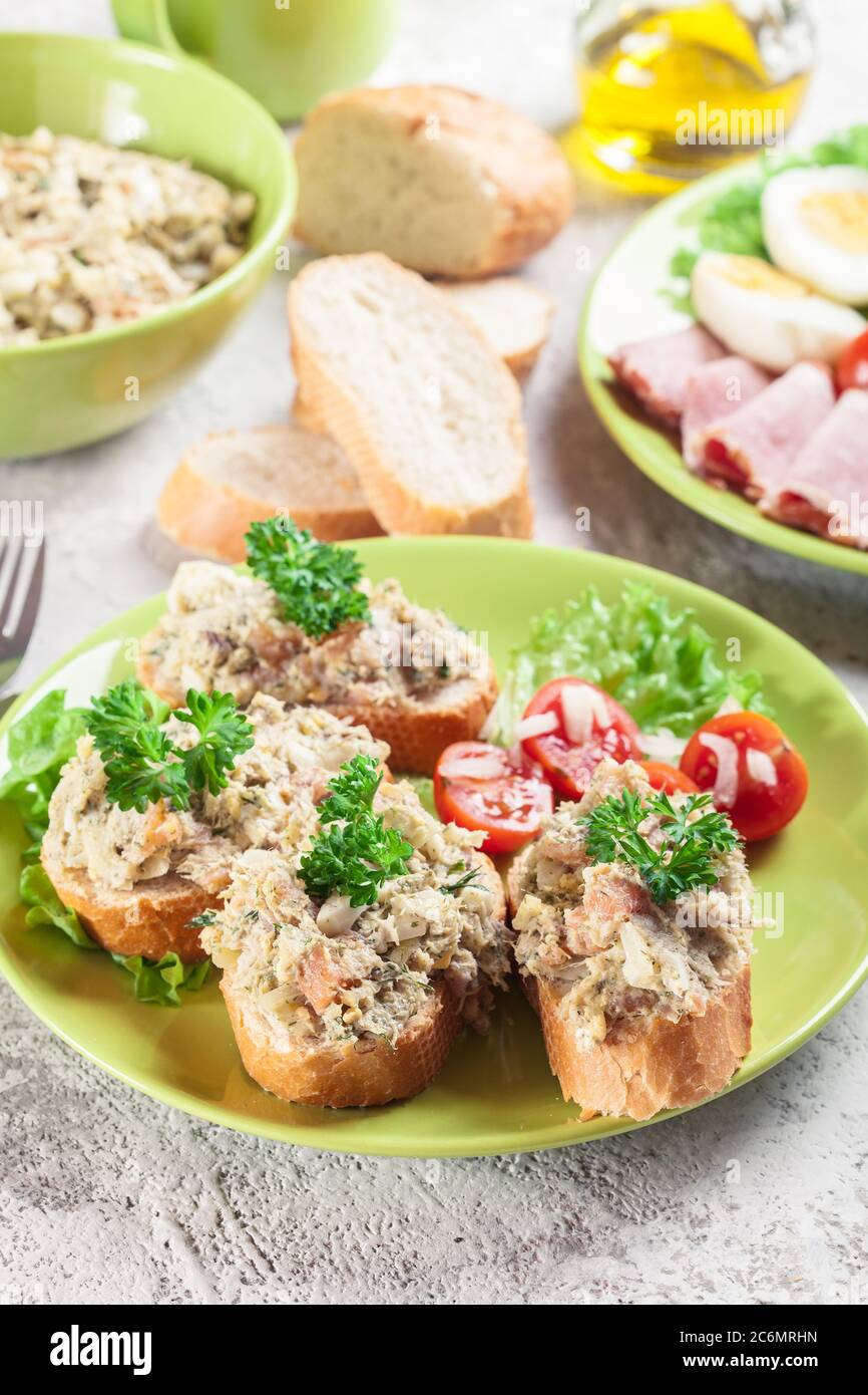 Sandwiches oder Baguette mit Paste, die Makrelen, Lachs und Eier enthält. Gesundes Frühstück Stockfoto