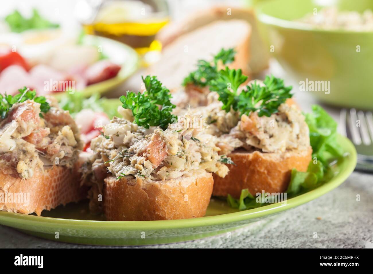 Sandwiches oder Baguette mit Paste, die Makrelen, Lachs und Eier enthält. Gesundes Frühstück Stockfoto