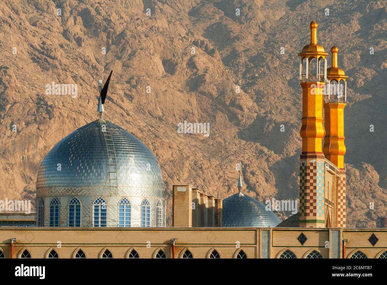 Schule für Kleriker in Kermanshah. Die Nahaufnahme auf zwei Minarette mit der Kuppel. Früh morgens, Winterzeit. Stockfoto