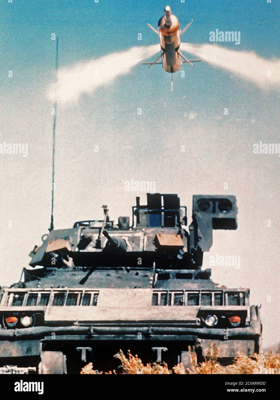 M-2A1 Bradley fighting Fahrzeug feuert eine Tube-gestartet, Optisch verfolgt, Wire-guided (TOW 2) anti-tank Rakete. Stockfoto