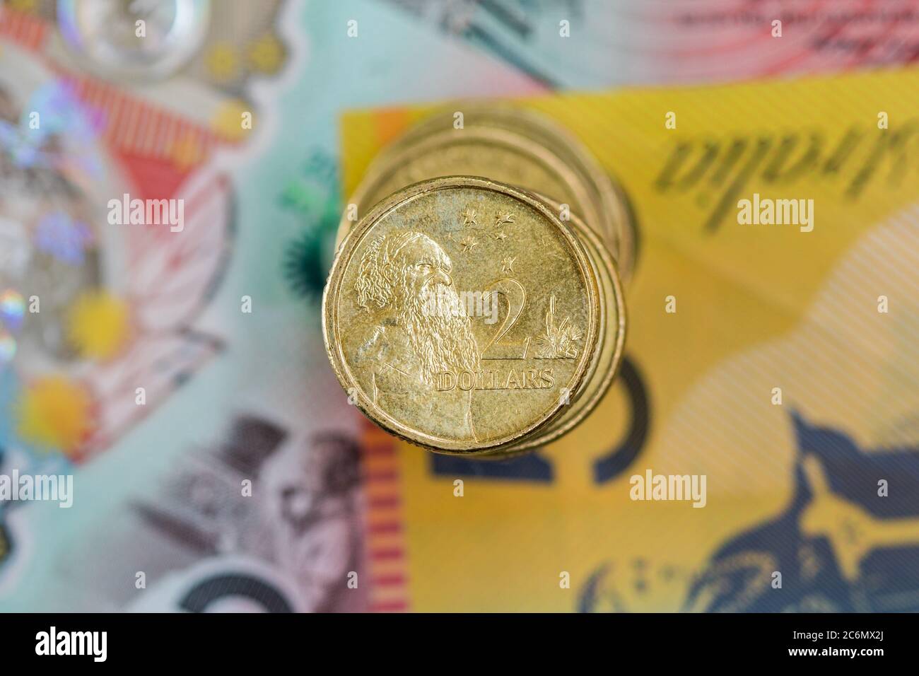 Australische zwei-Dollar-Münze mit australischem Banknotenhintergrund. Stockfoto