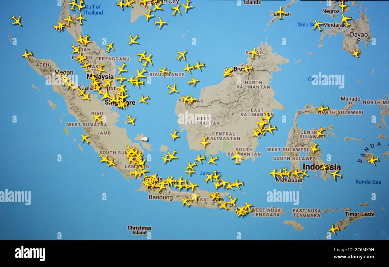 Flugverkehr über Malaysia und Indonesien (11. juli 2020, UTC 07.36) im Internet mit Flightradar 24-Standort, während der Coronavirus-Pandemie-Periode Stockfoto
