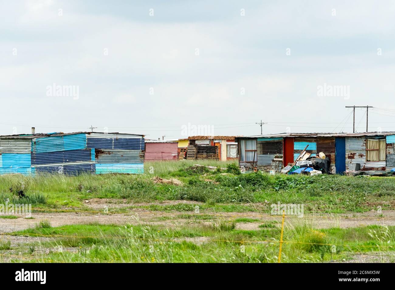 Behelfsmäßige Zinnhütten in einer informellen Siedlung oder Township im ländlichen Südafrika, die Armut und Not im täglichen Leben in einem Land der Dritten Welt zeigen Stockfoto