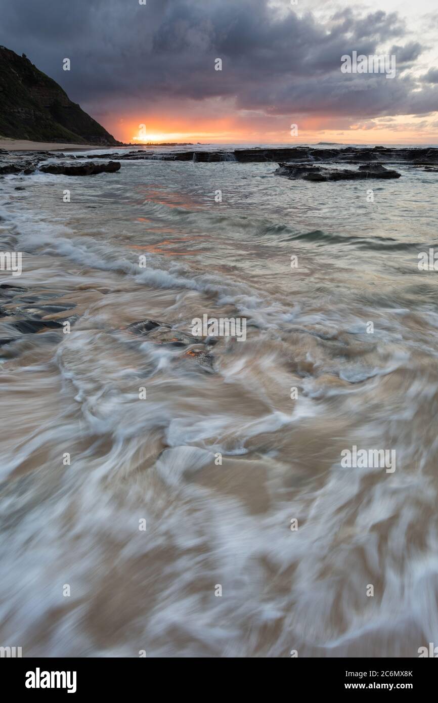 Südlich von Merewether Beach gelegen - Burwood Beach ist ein weiterer von Newcastle fabelhaften Stränden. Newcastle NSW Australien Stockfoto