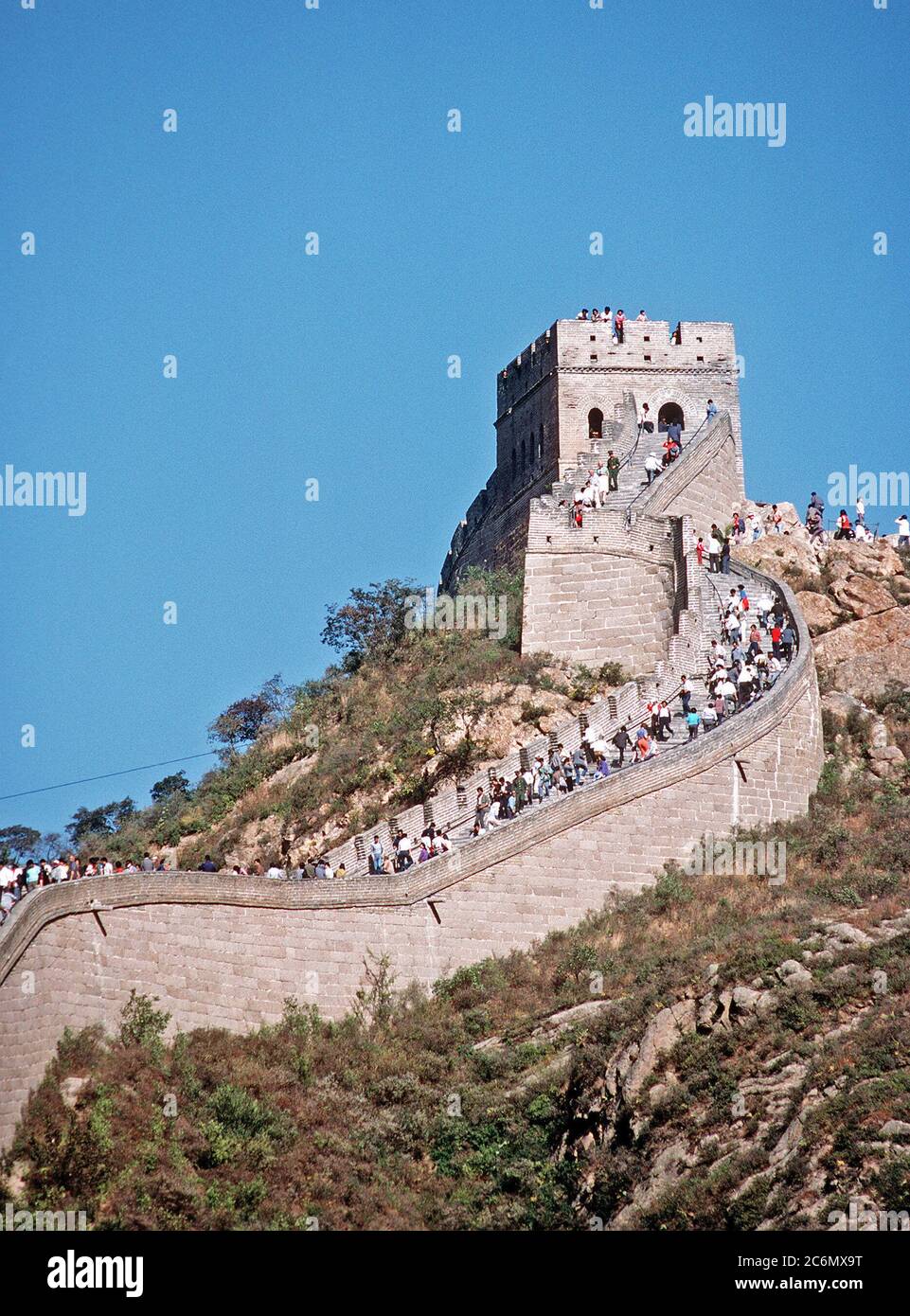 Blick auf einen Teil der Großen Mauer Nordwestlich und nördlich von Peking mit den Wehrturm Positionen und viele Touristen. Der Bau der Mauer begann im 7. Jahrhundert v. Chr. von der erste Kaiser Quin Shui Hunag Di. Es ist 25 Meter hoch und fast 25 Meter dick in den Plätzen, die die ursprüngliche Wand, 1500 Meilen in der Länge, dauerte zehn Jahre abzuschließen. Im Jahre 1368 AD der Ming Dynastie weiter Bau für 200 Jahre und es ist jetzt mehr als 3750 Meilen in der Länge. Genaue Datum schossen Unbekannte Stockfoto