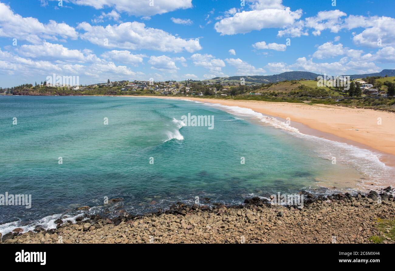 Bombo Beach liegt nördlich von Kiama an der Küste von New South Wales. Es ist ein beliebtes Ziel südlich von Sydney für seine schönen Strände und das Hinterland. Stockfoto