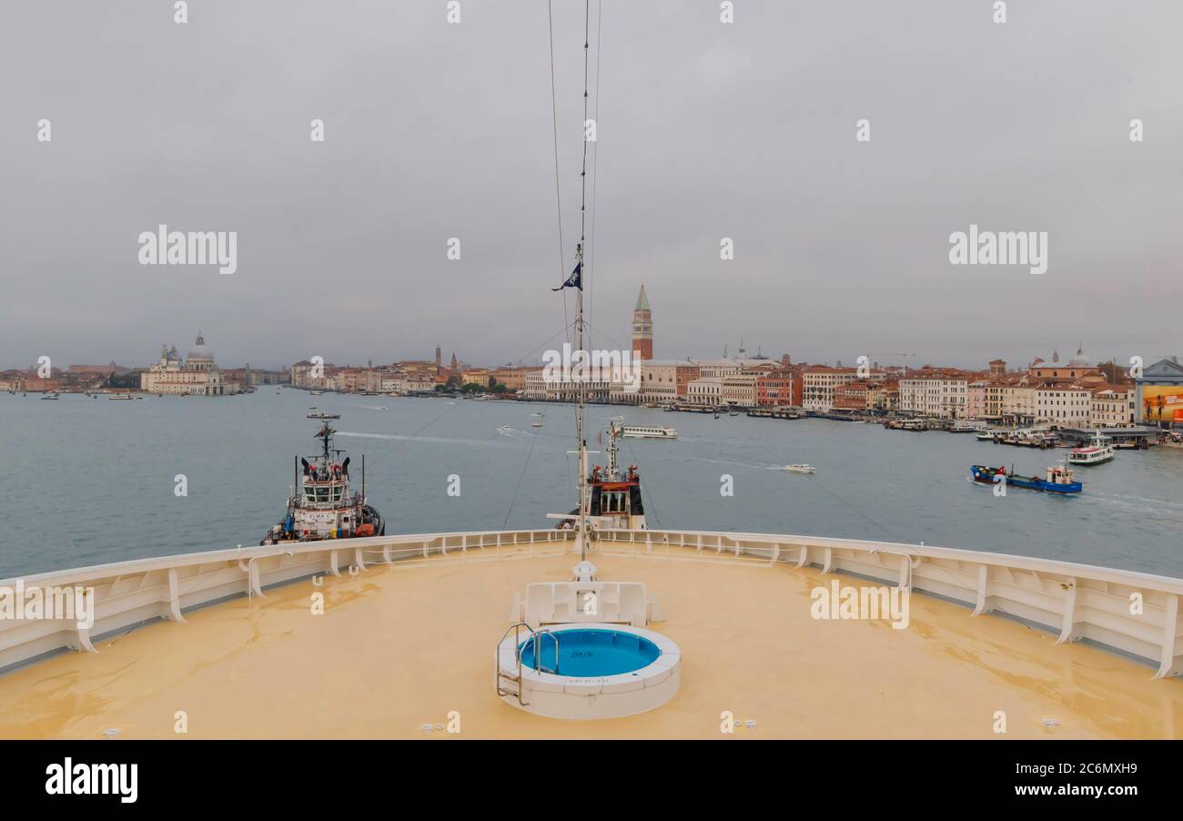 Venedig. Italien. Markusplatz und Dogenpalast aus der Lagune. Stockfoto