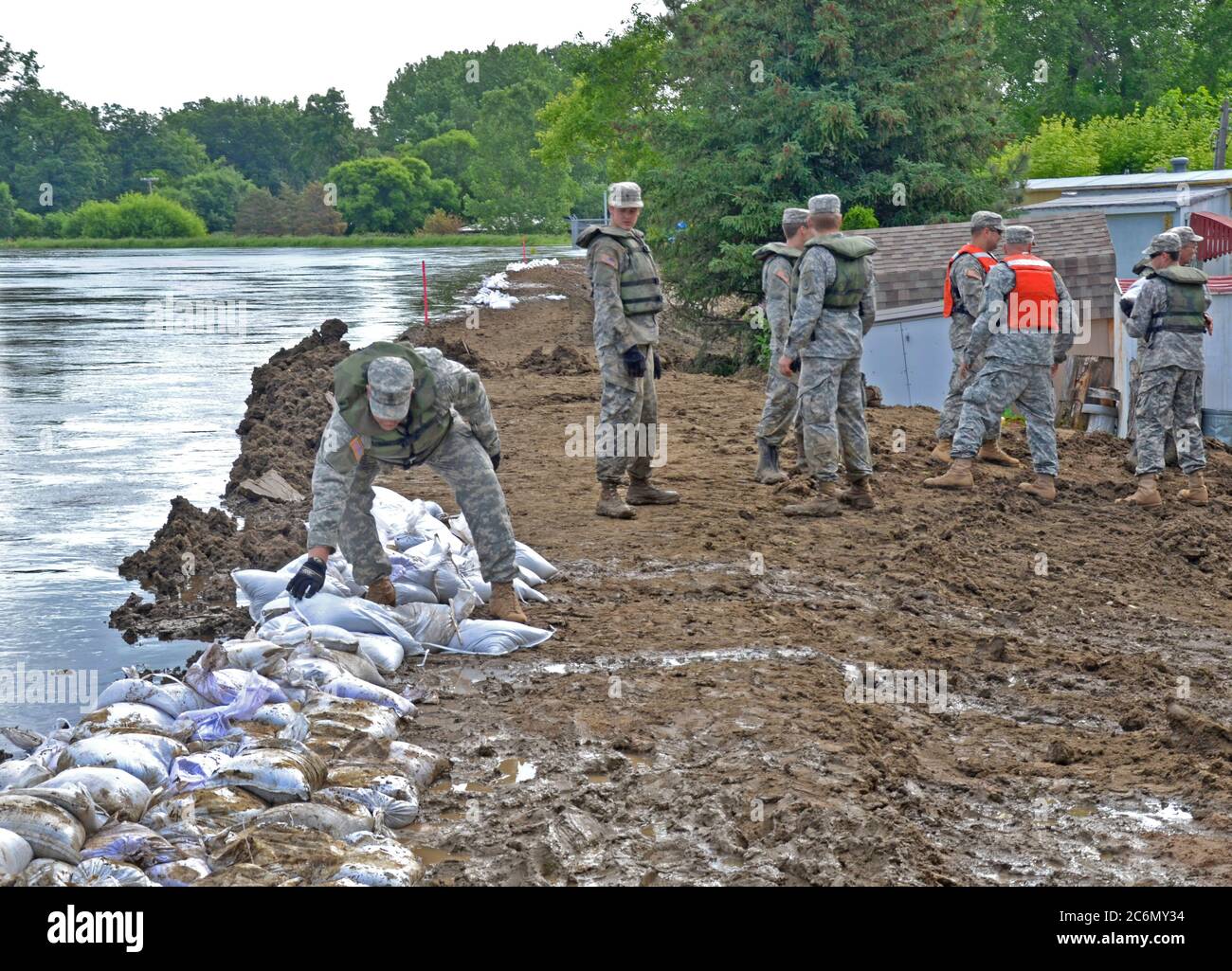 Minot N D Soldaten Mit Der North Dakota National Guard Orte Sandsacken Auf Eine Temporare Deich In