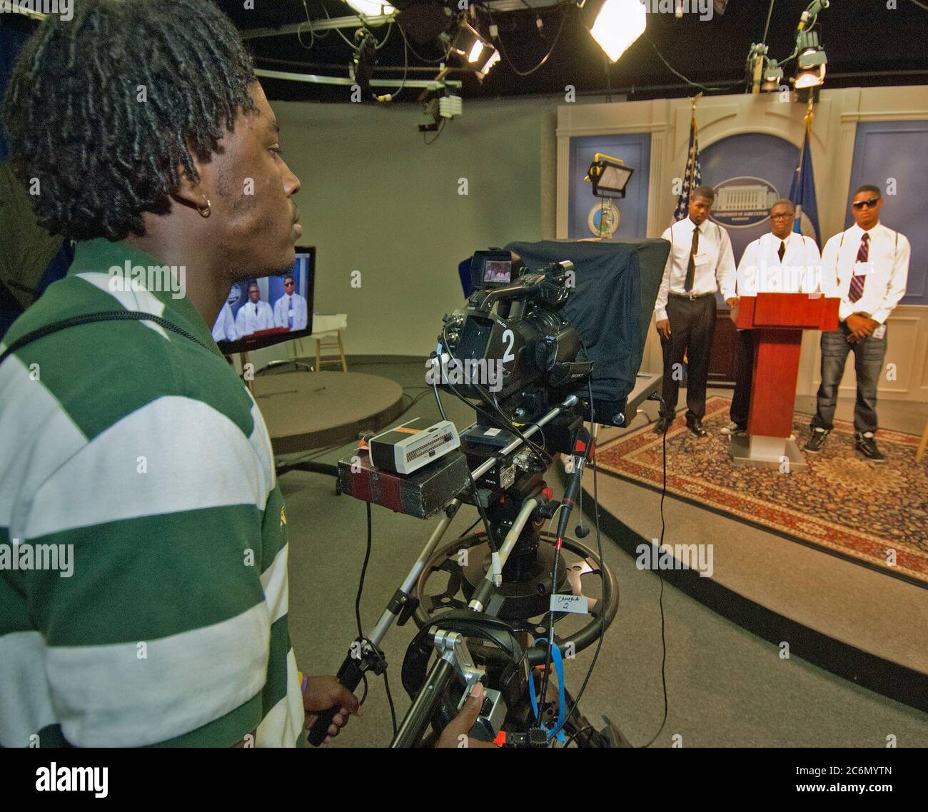 Von links: Andre Ross, Jamarion Ramirez, Ja 'Marcus Ashley, Blair Verbrennungen Pose als Kameramann, Präsident, Vizepräsident und Leiter der Sicherheit seniors von Calvert High School Calvert, Texas in den Vereinigten Staaten Landwirtschaftsministerium kreative Medien und Broadcast Center TV-Studio, während auf eine Karrierechance Tour der USDA als Teil eines Senior Trip durch die Farm Service Agentur "Ag im Klassenzimmer" Programm Mo., 23. Mai 2011 in Washington DC gefördert. Stockfoto