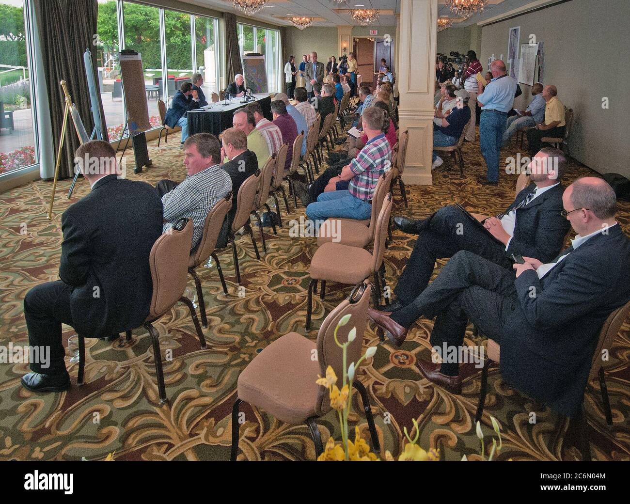 Mat Paul, Pressesprecher und Direktor, Büro für Kommunikation (rechts sitzend) prüft e-Mails als John Berge, Executive Director, Landwirtschaftsministerium der Vereinigten Staaten, nationale Ernährung und Landwirtschaft Rat, Landwirtschaftsminister Tom Vilsack und Dayle Williamson, Zustand Landwirtschaft Vertreter für Senator Ben Nelson sprechen mit landwirtschaftlichen Erzeuger in Bezug auf landwirtschaftliche Grundstücke verwüstet durch den Missouri River flood und der Unterstützung, USDA hat in dieser Zeit der Not. Die Missouri River überflutet Hunderte Morgen in Nebraska und Iowa. Neben Paul Nathan Vander Pla Stockfoto