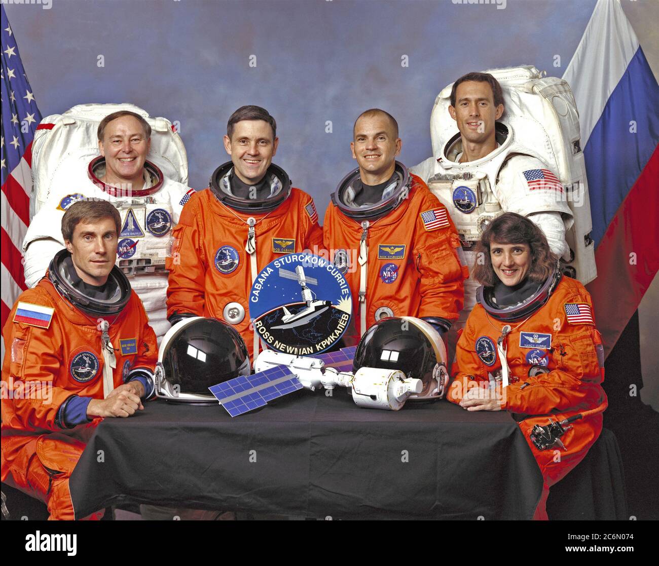 STS-88 CREW-PORTRAIT: SERGEI K. KRIKALEV; NANCY J. CURRIE; HINTERE REIHE VON LINKS: JERRY L. ROSS; ROBERT D. CABANA; FREDERICK W. STURCKOW; JAMES H. NEWMAN. Stockfoto